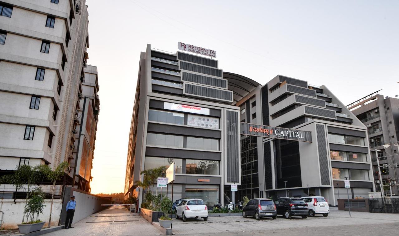 Regenta Fairlark Vadodara Hotel Exterior foto