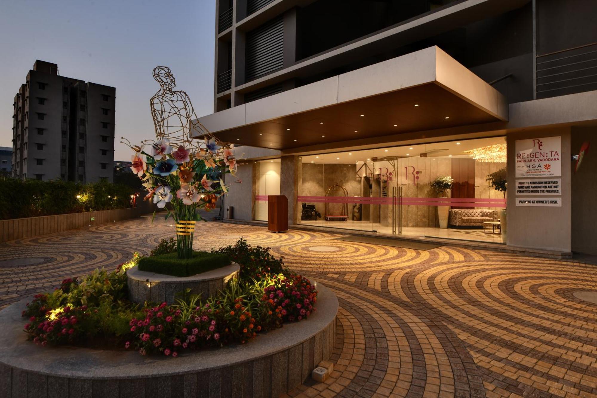 Regenta Fairlark Vadodara Hotel Exterior foto